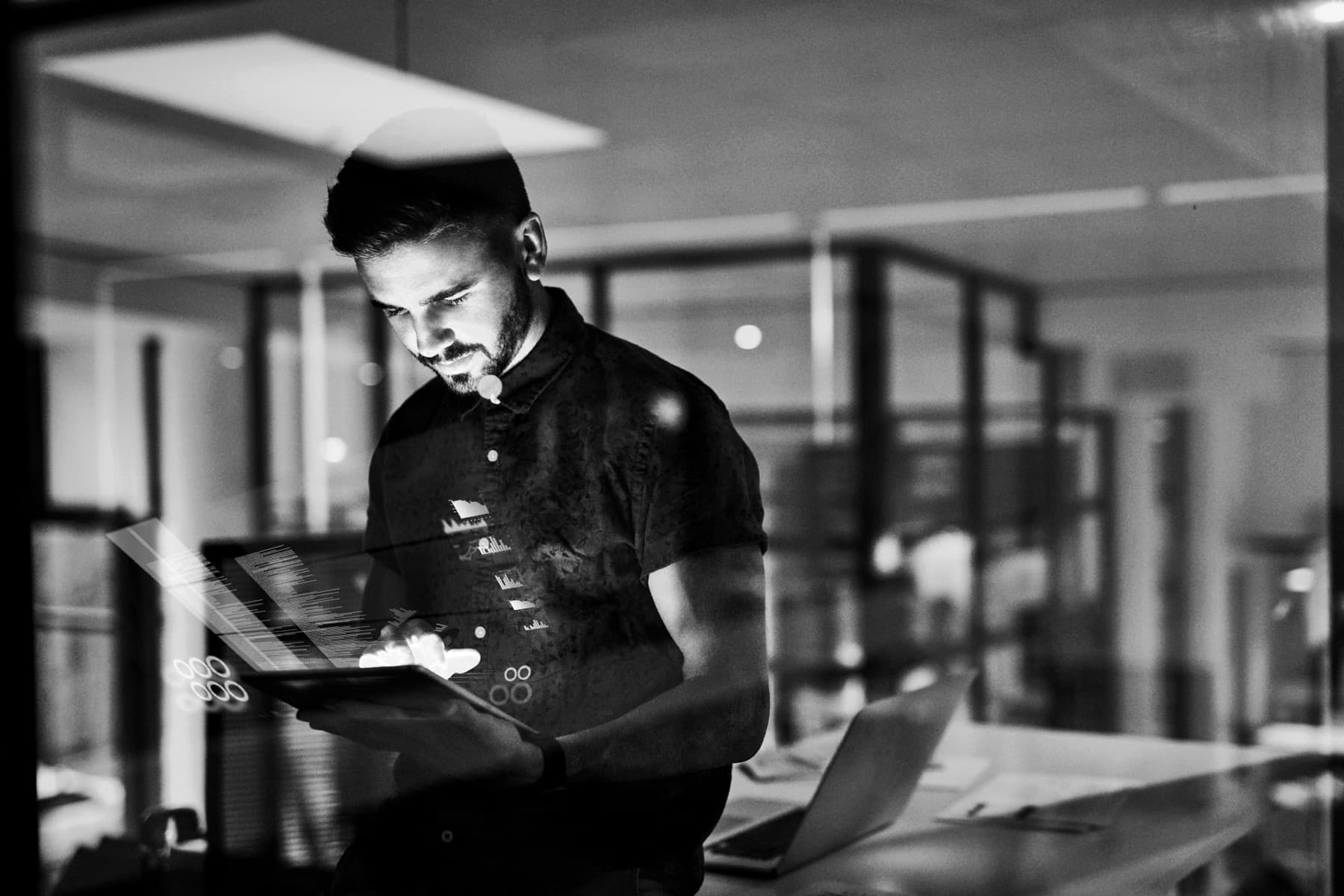 Specialist geconcentreerd aan het werk