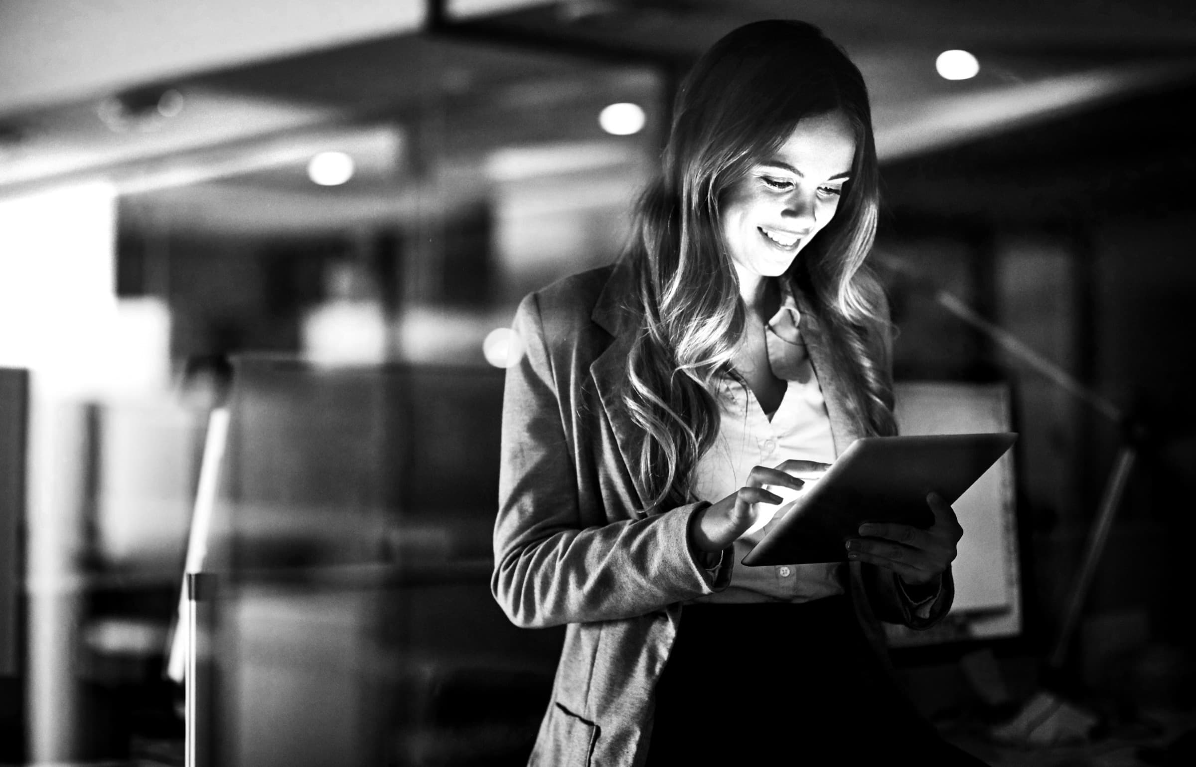 Specialist neemt bewijsmateriaal door op een tablet