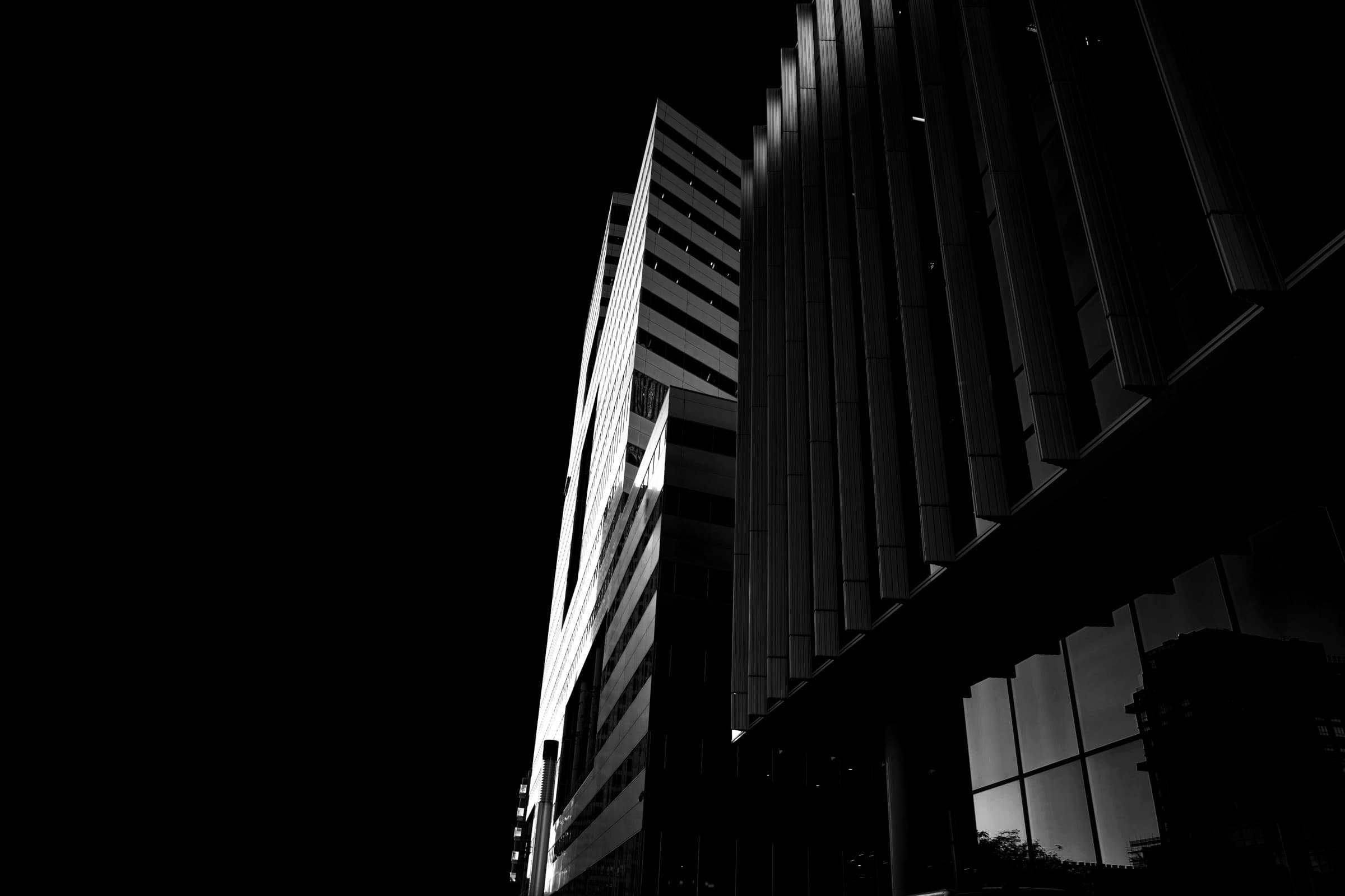 Kantoorgebouwen bij nacht in hoog contrast